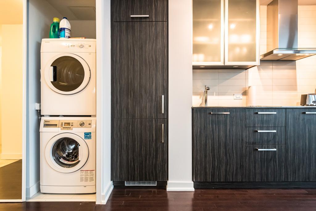 Downtown Luxury Lakeview Condo Toronto Room photo